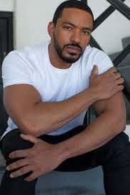 How tall is Laz Alonso?